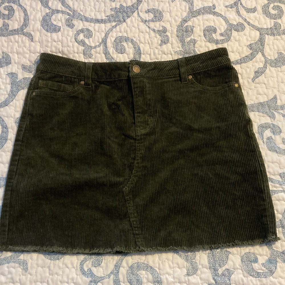 Dark green corduroy skirt. Great condition with no flaws . Juniors size 9